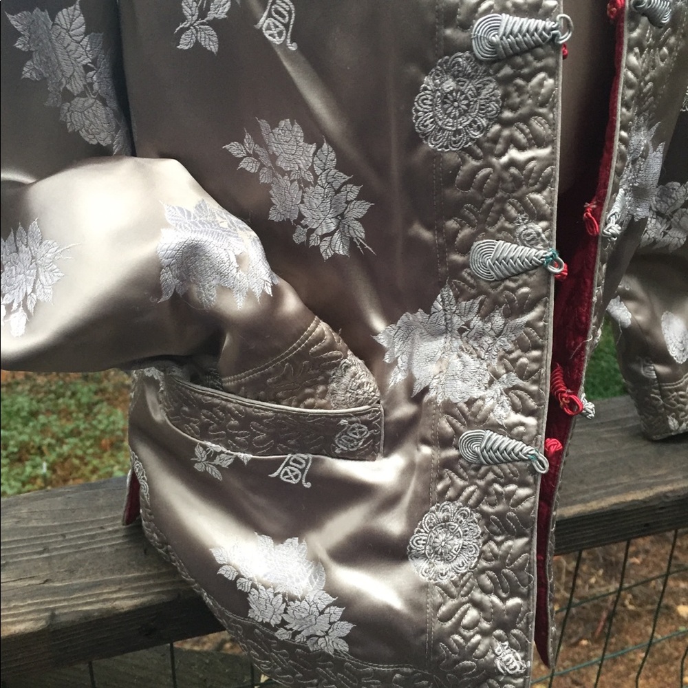 Mandarin silk reversible  quilted embroidered  burgundy jacket - Picture 5 of 16